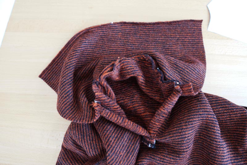 Střih a návod na dámské teplé pončo s límcem