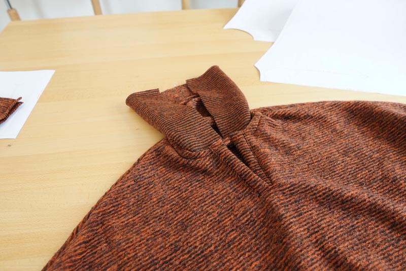 Střih a návod na dámské teplé pončo s límcem