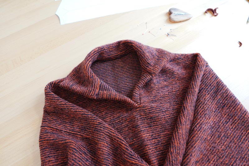 Střih a návod na dámské teplé pončo s límcem