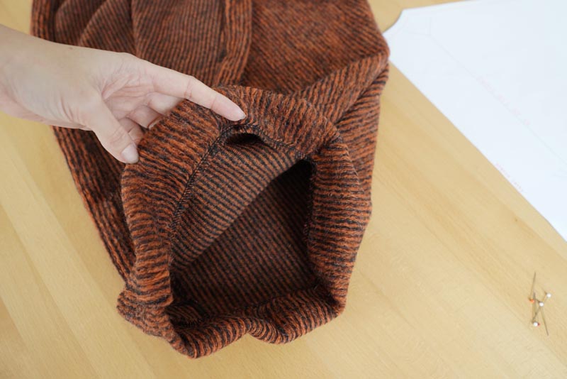 Střih a návod na dámské teplé pončo s límcem