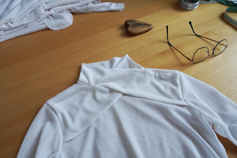 Střih a návod jak ušít dámské tričko se stojáčkem a překřížením