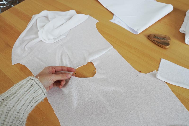 Střih a návod jak ušít dámské tričko se stojáčkem a překřížením