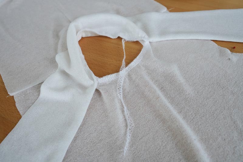 Střih a návod jak ušít dámské tričko se stojáčkem a překřížením