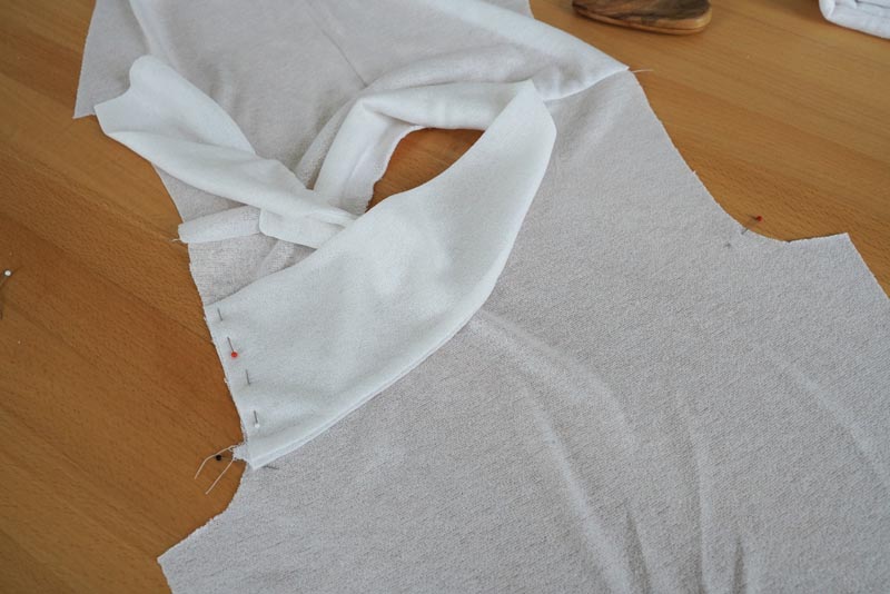 Střih a návod jak ušít dámské tričko se stojáčkem a překřížením