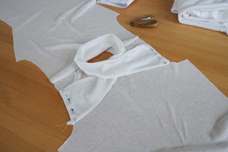 Střih a návod jak ušít dámské tričko se stojáčkem a překřížením