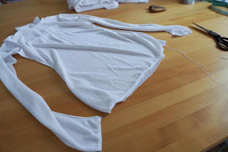 Střih a návod jak ušít dámské tričko se stojáčkem a překřížením