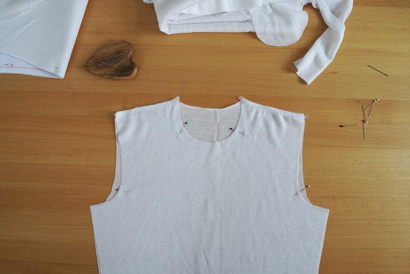 Střih a návod jak ušít dámské tričko se stojáčkem a překřížením