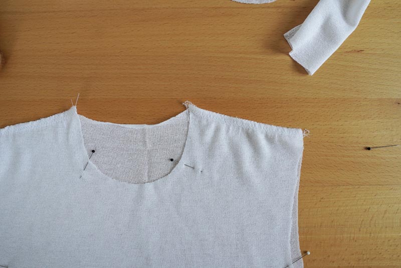 Střih a návod jak ušít dámské tričko se stojáčkem a překřížením