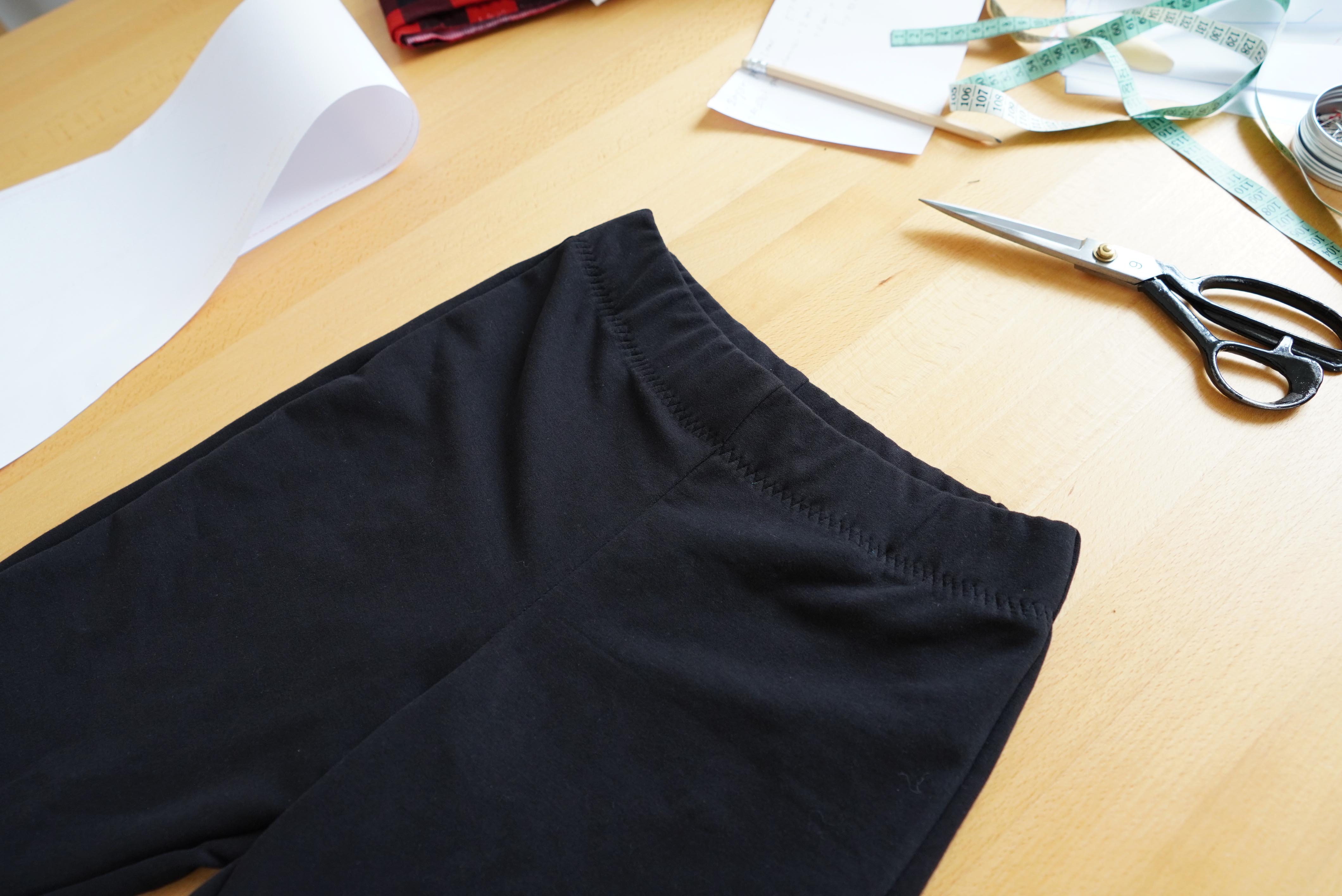 Střih na jednoduché elastické zvonáče s vysokým pasem a návod na šití zdarma