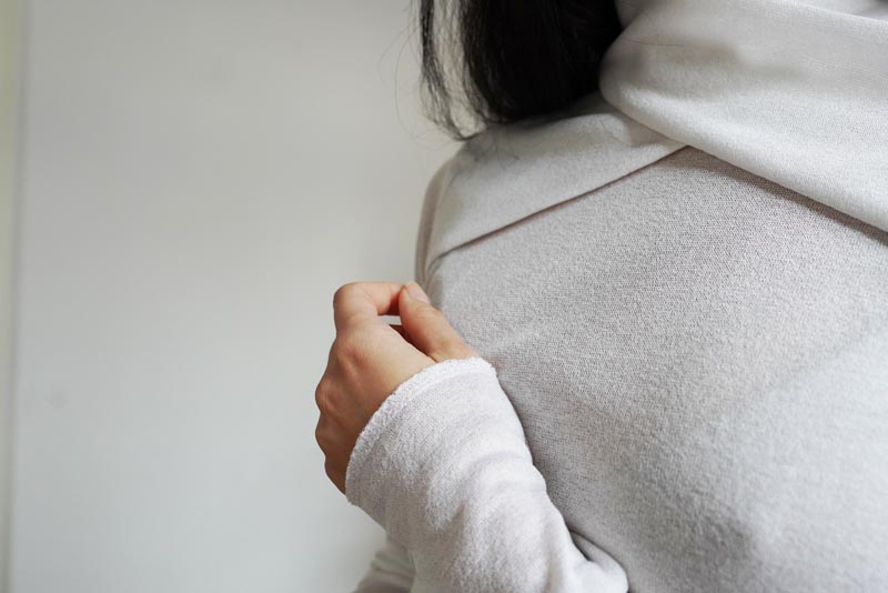 Střih a návod jak ušít dámské tričko se stojáčkem a překřížením