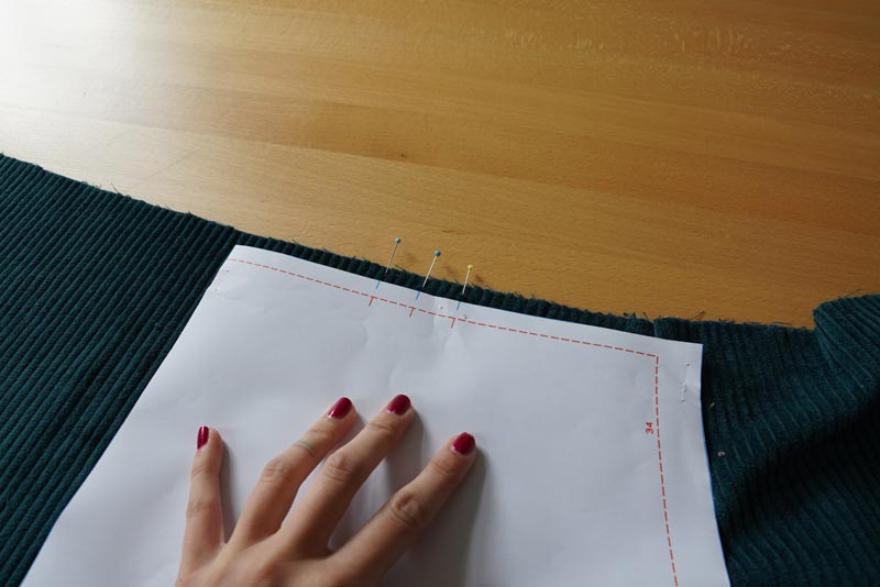 Střih a návod jak ušít dámské podzimní manšestrové šaty bez rukávů - sukně - protizáhyby