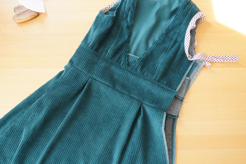 Střih a návod jak ušít dámské podzimní manšestrové šaty bez rukávů - kompletace sukně a živůtku