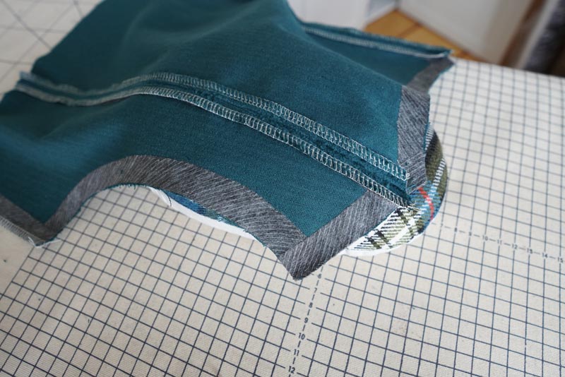 Střih a návod jak ušít dámské podzimní manšestrové šaty bez rukávů - kompletace zadního dílu živůtku šatů