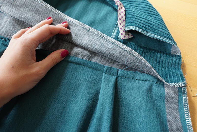 Střih a návod jak ušít dámské podzimní manšestrové šaty bez rukávů - kompletace sukně a živůtku