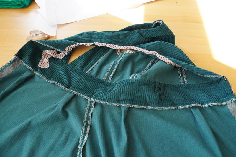 Střih a návod jak ušít dámské podzimní manšestrové šaty bez rukávů - kompletace sukně a živůtku