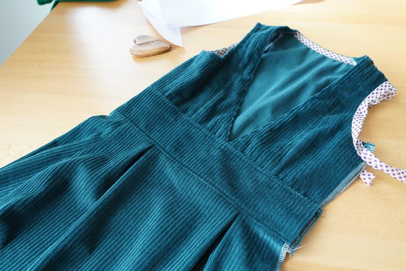 Střih a návod jak ušít dámské podzimní manšestrové šaty bez rukávů - kompletace sukně a živůtku