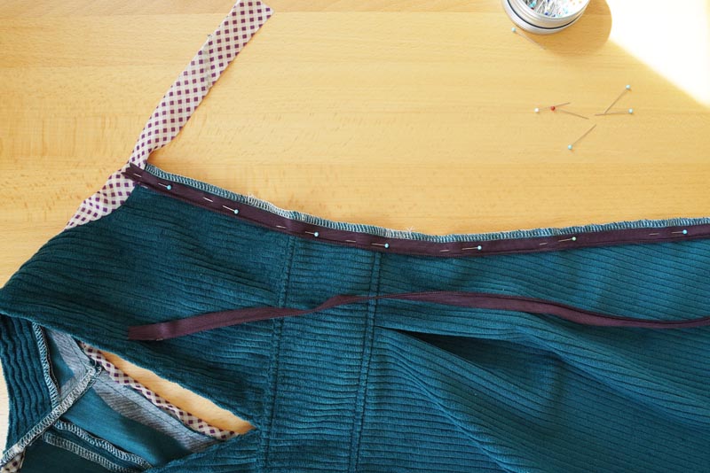 Střih a návod jak ušít dámské podzimní manšestrové šaty bez rukávů - všití skrytého zipu