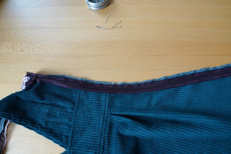 Střih a návod jak ušít dámské podzimní manšestrové šaty bez rukávů - všití skrytého zipu