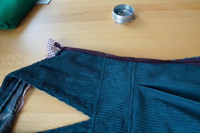 Střih a návod jak ušít dámské podzimní manšestrové šaty bez rukávů - všití skrytého zipu