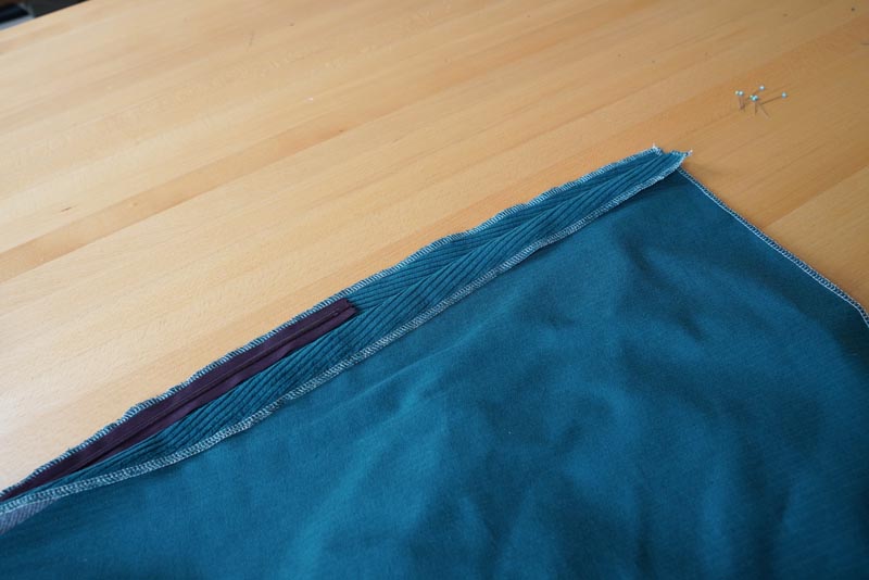 Střih a návod jak ušít dámské podzimní manšestrové šaty bez rukávů - všití skrytého zipu - dokončení bočního švu