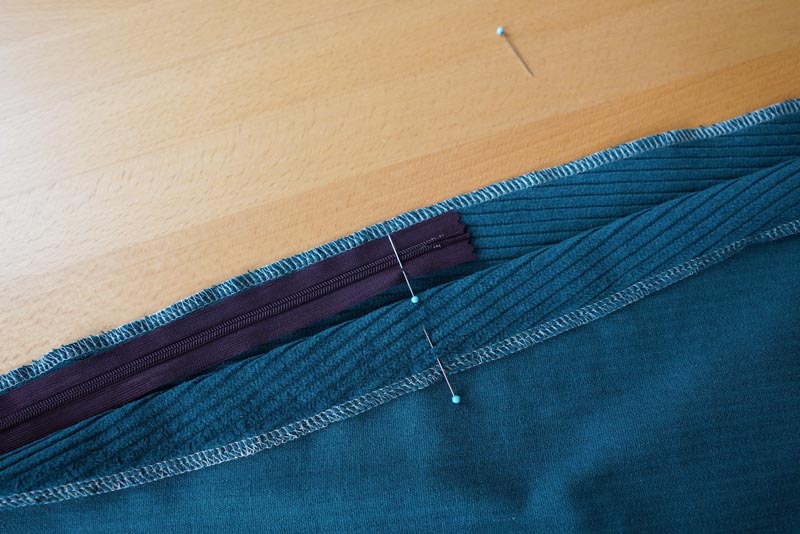 Střih a návod jak ušít dámské podzimní manšestrové šaty bez rukávů - všití skrytého zipu - dokončení bočního švu