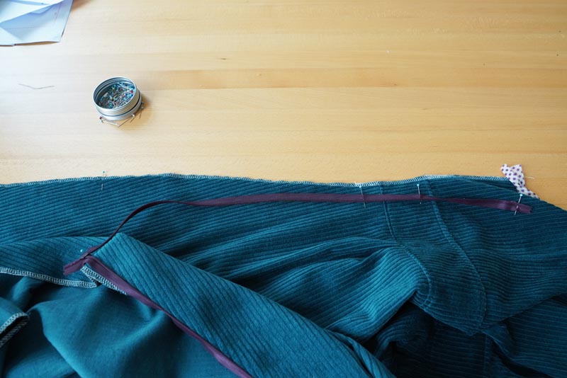 Střih a návod jak ušít dámské podzimní manšestrové šaty bez rukávů - všití skrytého zipu - dokončení bočního švu