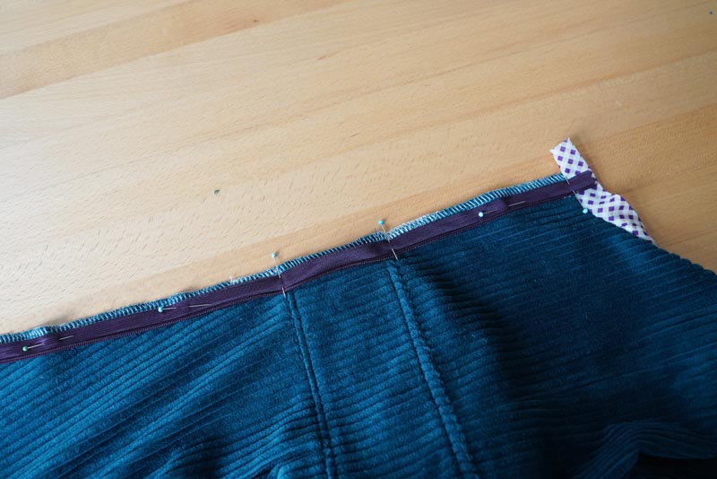 Střih a návod jak ušít dámské podzimní manšestrové šaty bez rukávů - všití skrytého zipu - dokončení bočního švu