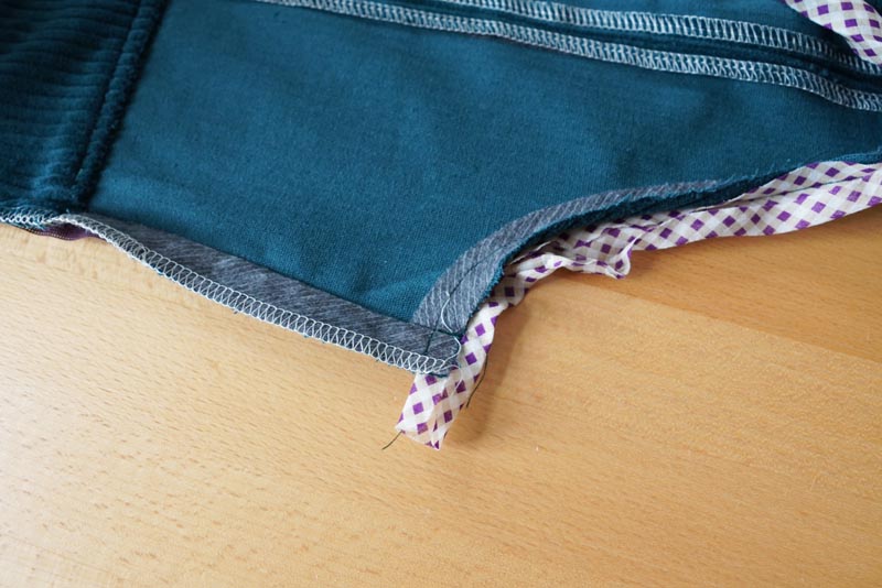 Střih a návod jak ušít dámské podzimní manšestrové šaty bez rukávů - dokončení průramku skrytým lemem šikmým proužkem