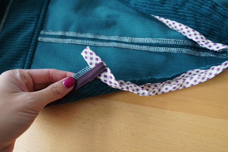 Střih a návod jak ušít dámské podzimní manšestrové šaty bez rukávů - dokončení průramku skrytým lemem šikmým proužkem