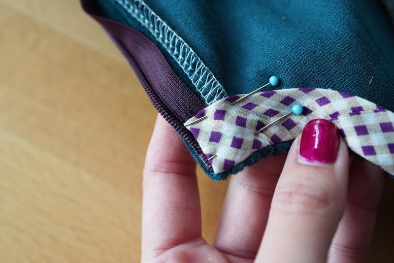 Střih a návod jak ušít dámské podzimní manšestrové šaty bez rukávů - dokončení průramku skrytým lemem šikmým proužkem