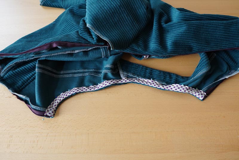 Střih a návod jak ušít dámské podzimní manšestrové šaty bez rukávů - dokončení průramku skrytým lemem šikmým proužkem