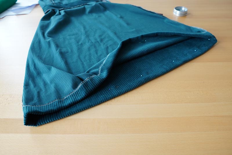 Střih a návod jak ušít dámské podzimní manšestrové šaty bez rukávů - spodní lem