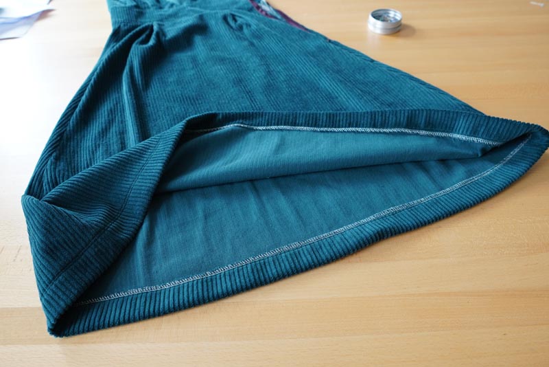 Střih a návod jak ušít dámské podzimní manšestrové šaty bez rukávů - spodní lem