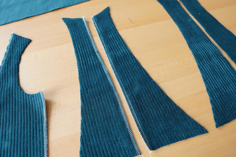 Střih a návod jak ušít dámské podzimní manšestrové šaty bez rukávů - kompletace předních dílů živůtku šatů