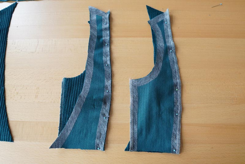 Střih a návod jak ušít dámské podzimní manšestrové šaty bez rukávů - kompletace předních dílů živůtku šatů