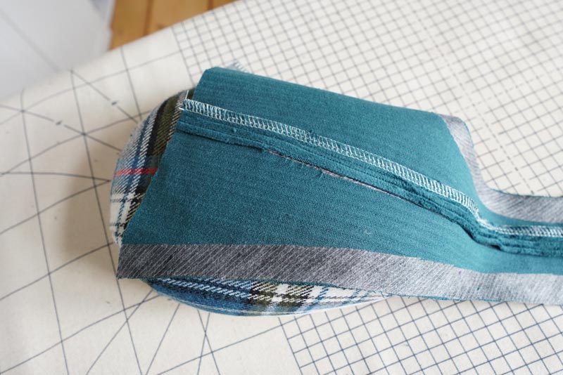 Střih a návod jak ušít dámské podzimní manšestrové šaty bez rukávů - kompletace předních dílů živůtku šatů