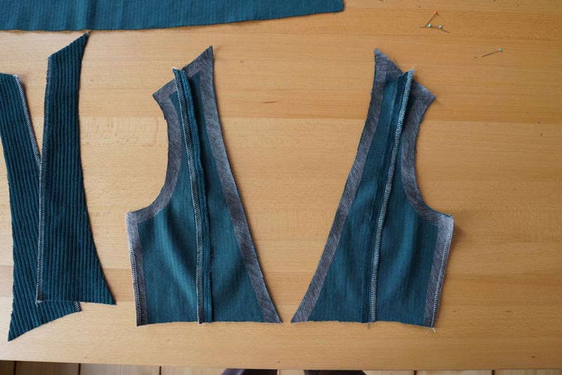 Střih a návod jak ušít dámské podzimní manšestrové šaty bez rukávů - kompletace předních dílů živůtku šatů