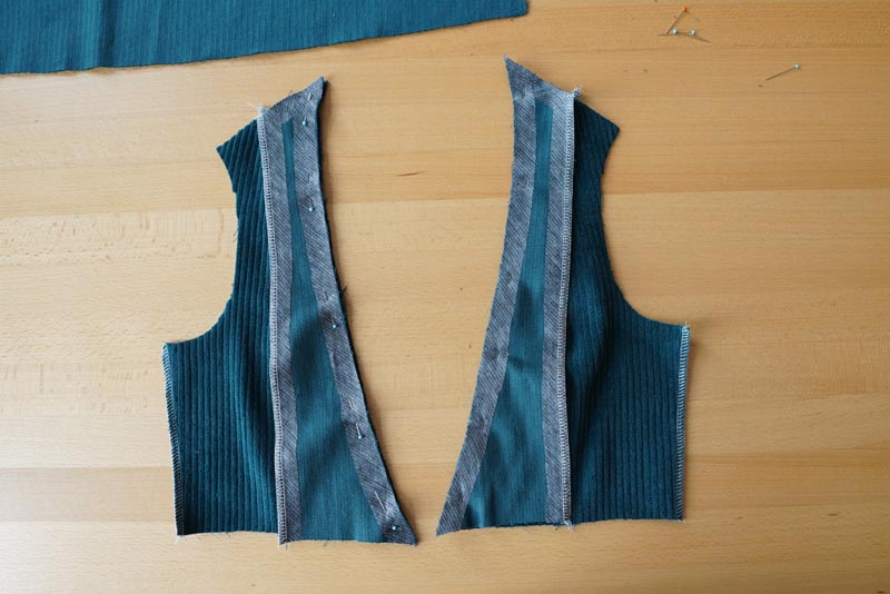 Střih a návod jak ušít dámské podzimní manšestrové šaty bez rukávů - kompletace předních dílů živůtku šatů