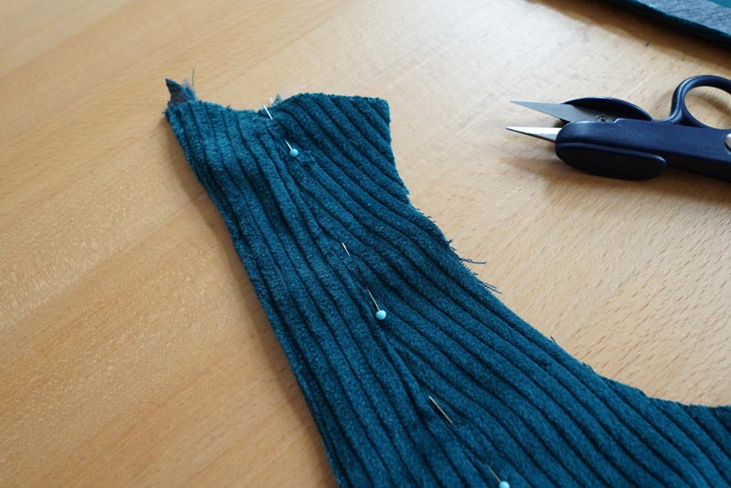 Střih a návod jak ušít dámské podzimní manšestrové šaty bez rukávů - kompletace předních dílů živůtku šatů