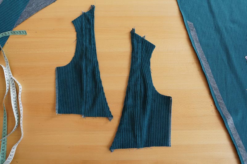 Střih a návod jak ušít dámské podzimní manšestrové šaty bez rukávů - kompletace předních dílů živůtku šatů