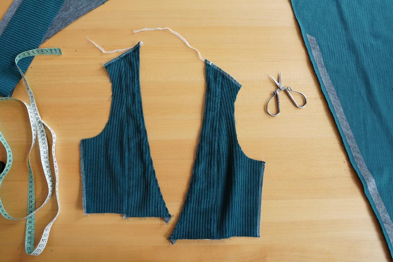 Střih a návod jak ušít dámské podzimní manšestrové šaty bez rukávů - ramenní švy