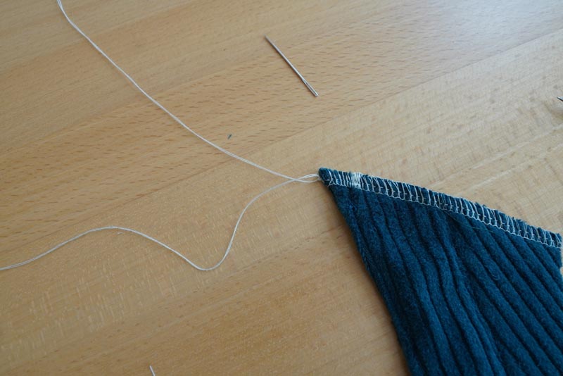 Střih a návod jak ušít dámské podzimní manšestrové šaty bez rukávů - ramenní švy