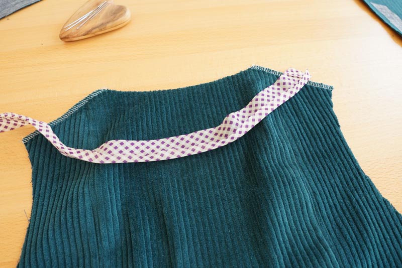 Střih a návod jak ušít dámské podzimní manšestrové šaty bez rukávů - začištění průkrčníku šikmým proužkem