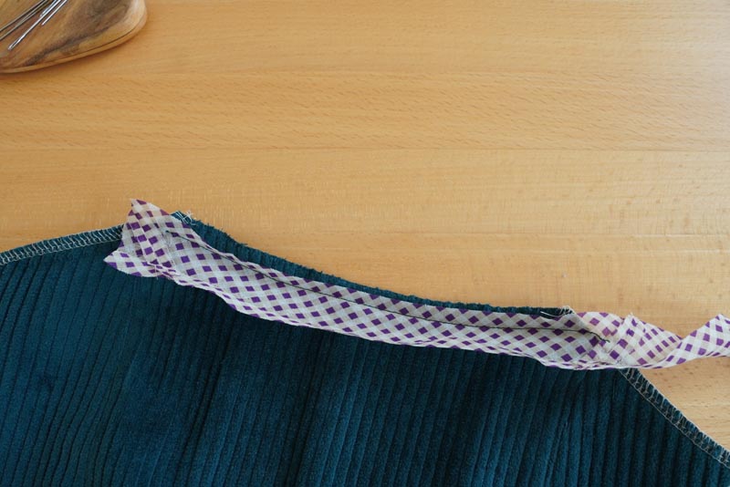 Střih a návod jak ušít dámské podzimní manšestrové šaty bez rukávů - začištění průkrčníku šikmým proužkem