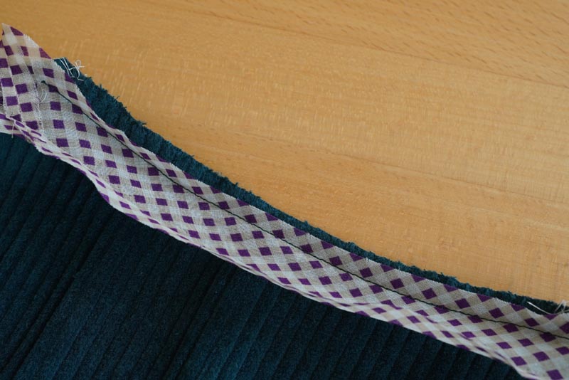 Střih a návod jak ušít dámské podzimní manšestrové šaty bez rukávů - začištění průkrčníku šikmým proužkem