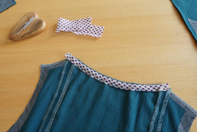 Střih a návod jak ušít dámské podzimní manšestrové šaty bez rukávů - začištění průkrčníku šikmým proužkem