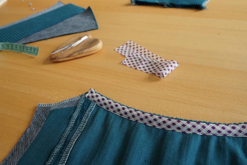 Střih a návod jak ušít dámské podzimní manšestrové šaty bez rukávů - začištění průkrčníku šikmým proužkem