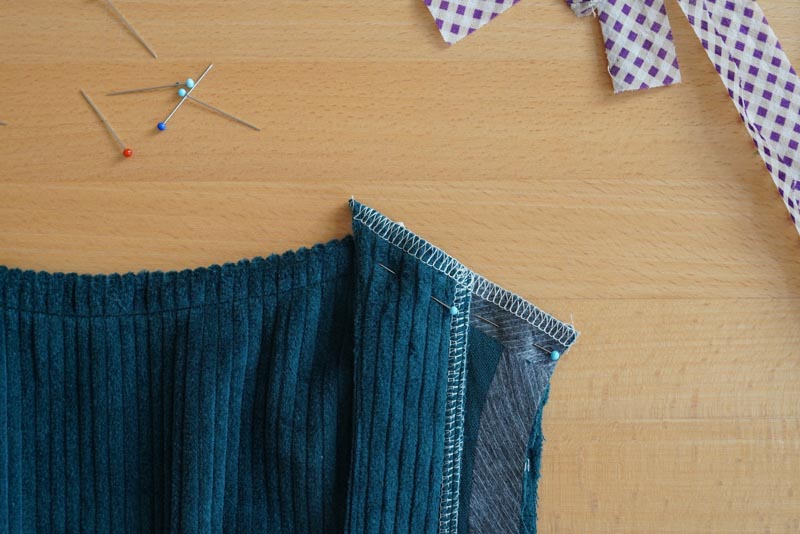 Střih a návod jak ušít dámské podzimní manšestrové šaty bez rukávů - ramenní švy