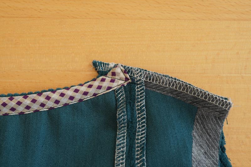 Střih a návod jak ušít dámské podzimní manšestrové šaty bez rukávů - ramenní švy