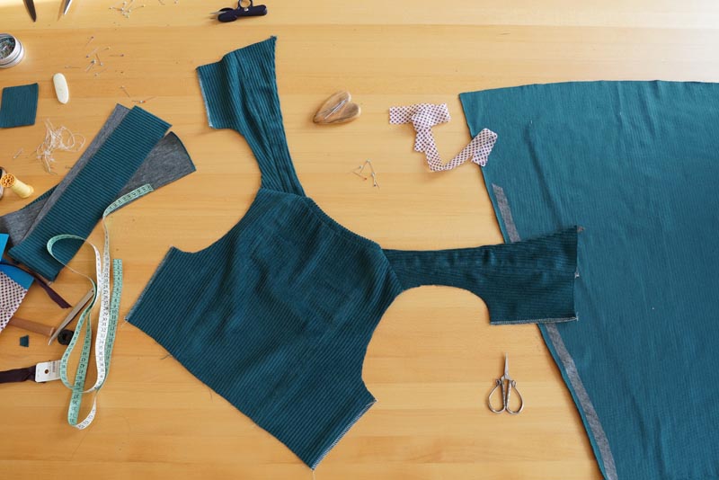 Střih a návod jak ušít dámské podzimní manšestrové šaty bez rukávů - ramenní švy